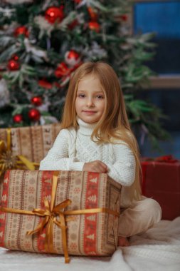 Elinde hediye kutusu olan küçük sarışın kız, xmas