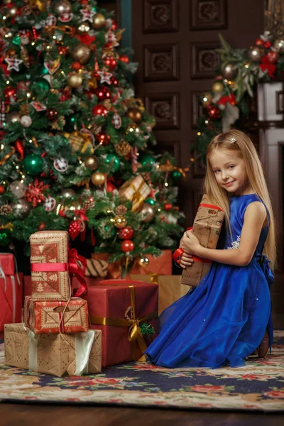 Ragazzina Bionda Abito Blu Anno Nuovo — Foto Stock