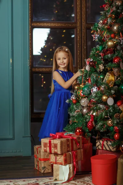 Mała Blondynka Niebieskiej Sukience Nowy Rok — Zdjęcie stockowe