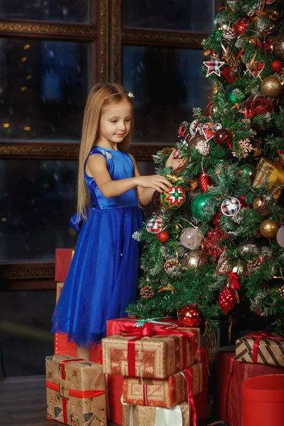 Маленькая Блондинка Синем Платье Новый Год — стоковое фото