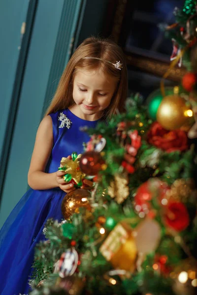 Kleines Blondes Mädchen Blauen Kleid Neujahr — Stockfoto