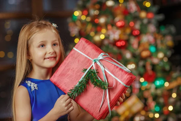 Kleines Blondes Mädchen Mit Einer Schachtel Geschenk — Stockfoto