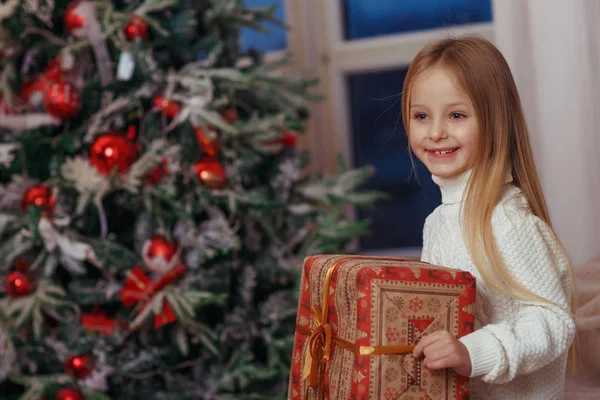 小さなブロンド女の子とともにプレゼントの箱 — ストック写真