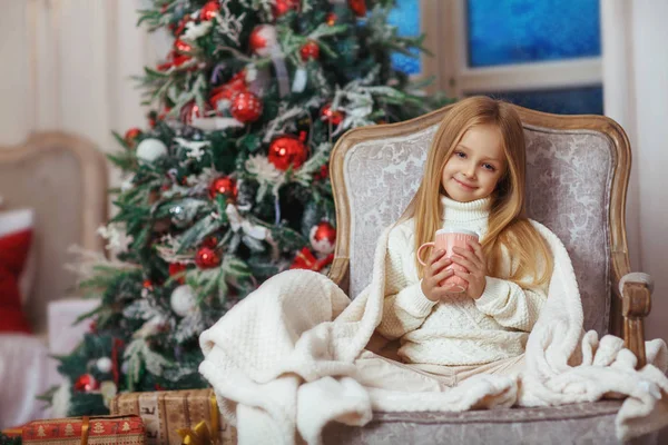 Piccola Ragazza Bionda Con Una Tazza Cioccolato Natale — Foto Stock