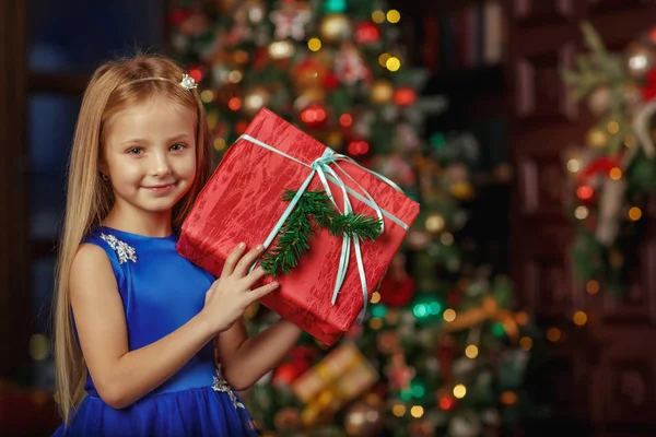 小さなブロンド女の子とともにプレゼントの箱 — ストック写真