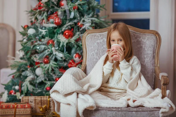 Kleines Blondes Mädchen Mit Einem Becher Schokolade Weihnachten — Stockfoto