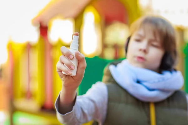 Schuljunge Mit Desinfektionsmittel Nahaufnahme Hände — Stockfoto