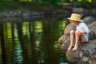 Küçük kıvırcık çocuk, açık havada yaz günü