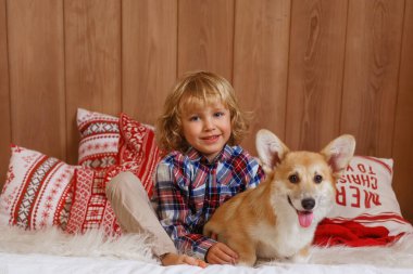 Corgi 'si olan şirin bir çocuk.