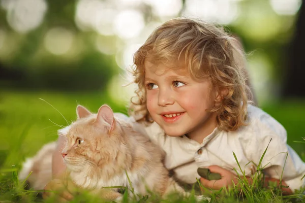 Kleine Krullende Jongen Met Een Roodharige Kat — Stockfoto