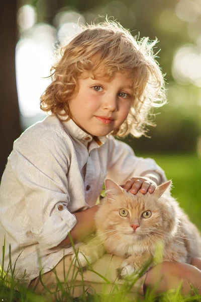 Anak Keriting Kecil Dengan Kucing Berambut Merah — Stok Foto