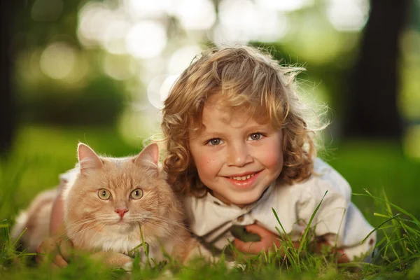 Kleine Krullende Jongen Met Een Roodharige Kat — Stockfoto