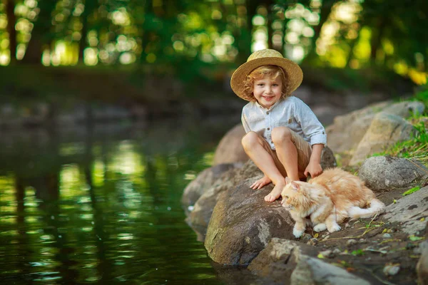 小さな巻き男の子とともに赤毛の猫 屋外の夏の日 — ストック写真