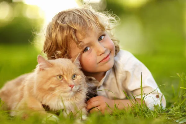 Маленький Кудрявый Мальчик Рыжей Кошкой — стоковое фото