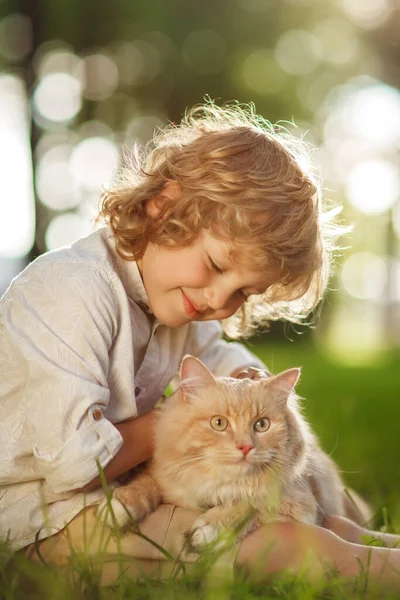 Liten Lockig Pojke Med Rödhårig Katt — Stockfoto