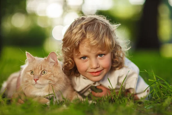 Anak Keriting Kecil Dengan Kucing Berambut Merah — Stok Foto