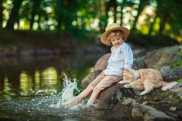 小さな巻き男の子とともに赤毛の猫 屋外の夏の日 — ストック写真