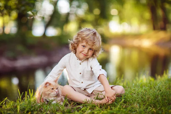 可愛いです巻き毛の男の子とともにA Redhead Cat — ストック写真