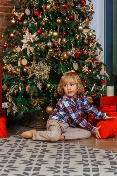 クリスマスツリーの近くにかわいい男の子 — ストック写真