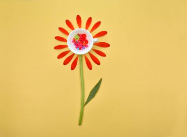 Yazı için yeri olan bahar çiçekleri. Fincanlı ve yapay elmaslı çiçek arkaplanı. Yapraklardan güzel bir çiçek. Sarı arka planda pembe yapraklar. Çiçek yaprakları ve suni elmaslı kadehler..