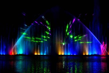 Ukrayna 'daki Roshen Müzikali Vinnitsa' da. Gece lambası lazer gösterisi. Parlayan çeşmeler.