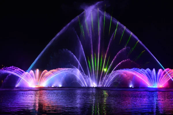 Lazer animasyonlu müzik çeşmesi. Roshen setinde, Ukrayna 'nın Vinnitsa şehrinde gece lazeri gösterisi. Vinnitsa, Ukrayna' da 