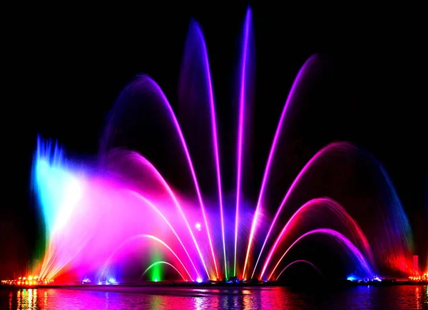 Ukrayna 'daki Roshen Müzikali Vinnitsa' da. Gece lambası lazer gösterisi. Parlayan çeşmeler.