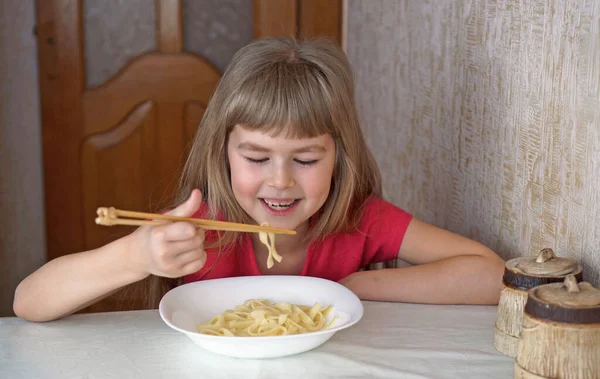 那孩子在喝牛奶 小女孩吃羊角面包 喝牛奶 有选择的重点 — 图库照片