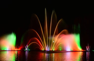 Lazer animasyonlu müzik çeşmesi. Roshen setinde, Ukrayna 'nın Vinnitsa şehrinde gece lazeri gösterisi. Vinnitsa, Ukrayna' da 