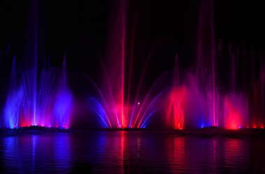 Lazer animasyonlu müzik çeşmesi. Roshen setinde, Ukrayna 'nın Vinnitsa şehrinde gece lazeri gösterisi. Vinnitsa, Ukrayna' da 