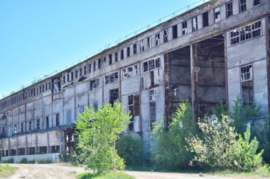 Endüstriyel binalar. Terk edilmiş tuğla binalar. Endüstriyel bölgede yıkım ve yıkım. Eski terk edilmiş evler.