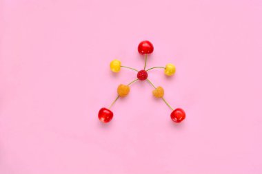 Pembe arka planda vişneli ahududu