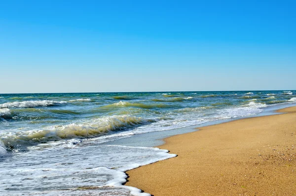 Tidal wave on a clean, sandy, sea beach — Stock Photo, Image