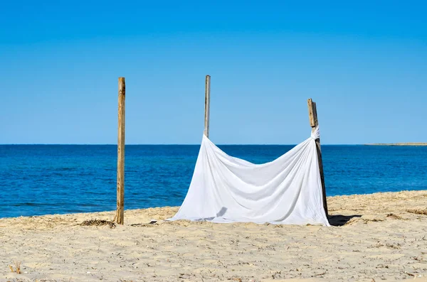 A folha branca em um fundo de mar azul . — Fotografia de Stock