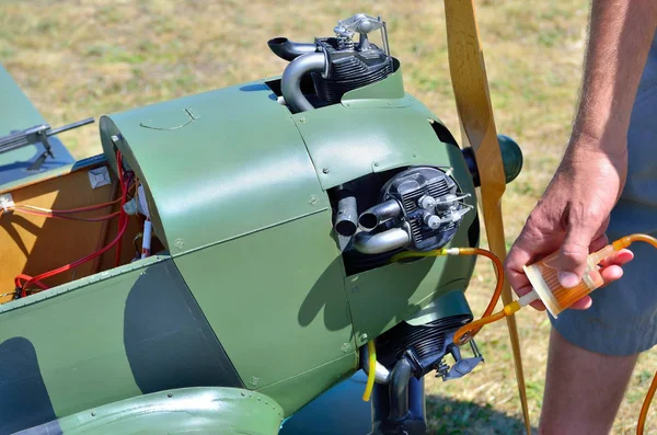 Mecânico abastecendo o modelo de motor de aeronaves militares — Fotografia de Stock