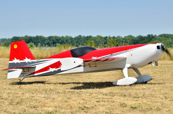 Aeronaves modelo de esportes decolam do aeródromo — Fotografia de Stock