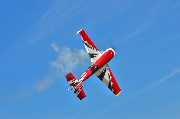 Volar el avión realiza acrobacias en el cielo — Foto de Stock