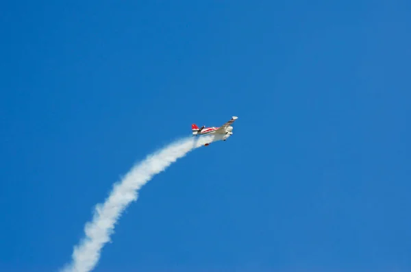 A gép maradt a nyomvonal a füst a kék ég — Stock Fotó
