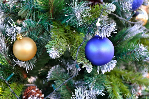 Groene takken van de kerstboom versierd met speelgoed. — Stockfoto