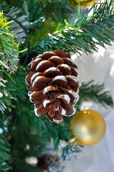 Zelené větve vánočního stromku vyzdobené hračkami. — Stock fotografie