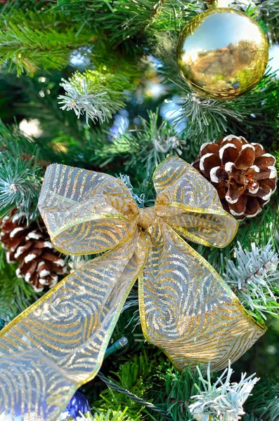 Groene takken van de kerstboom versierd met speelgoed. — Stockfoto