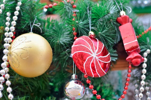 Grønn gren av juletreet, dekorert med leker . – stockfoto