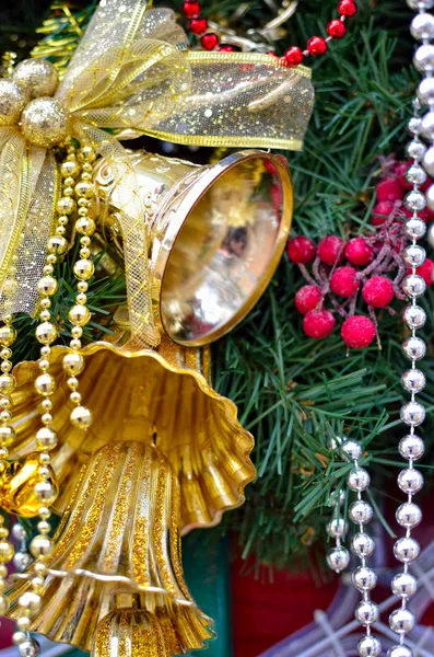 Zweige eines Weihnachtsbaums mit Glockengeläut geschmückt. — Stockfoto