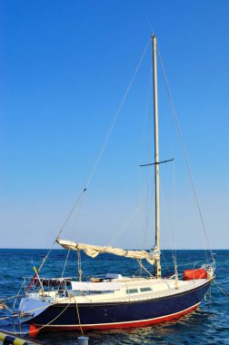 Dock mavi deniz bir arka plan üzerinde yat