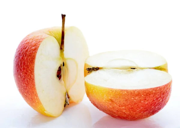 Υγρό, κομμένο σε φέτες τα μήλα που απομονώνονται σε λευκό φόντο — Φωτογραφία Αρχείου