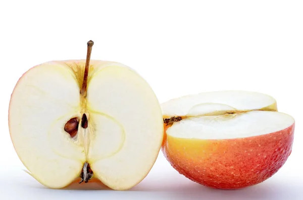 Natte, gesneden appels geïsoleerd op witte achtergrond — Stockfoto