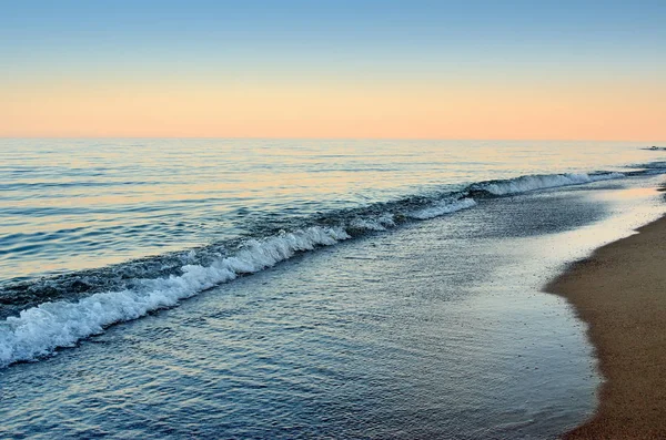 Sea waves wash the beach against  backdrop of evening sky — Stock Photo, Image