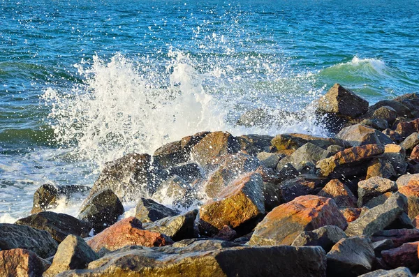 浪花拍打在沙滩上的大石头上 — 图库照片