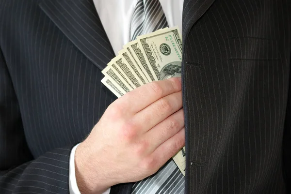 手で現金を保持して黒のビジネス スーツを着た男 — ストック写真
