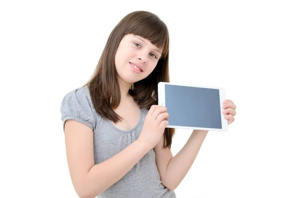 Teenie-Mädchen verwendet ein Gadget, isoliert auf weißem Hintergrund. — Stockfoto